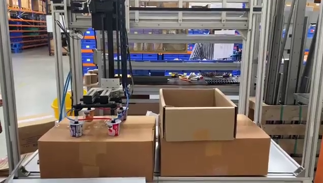 Automatisiertes Verpacken von Joghurt Bechern