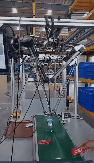 Fließbandpicking mit igus 3-Achs Delta-Roboter