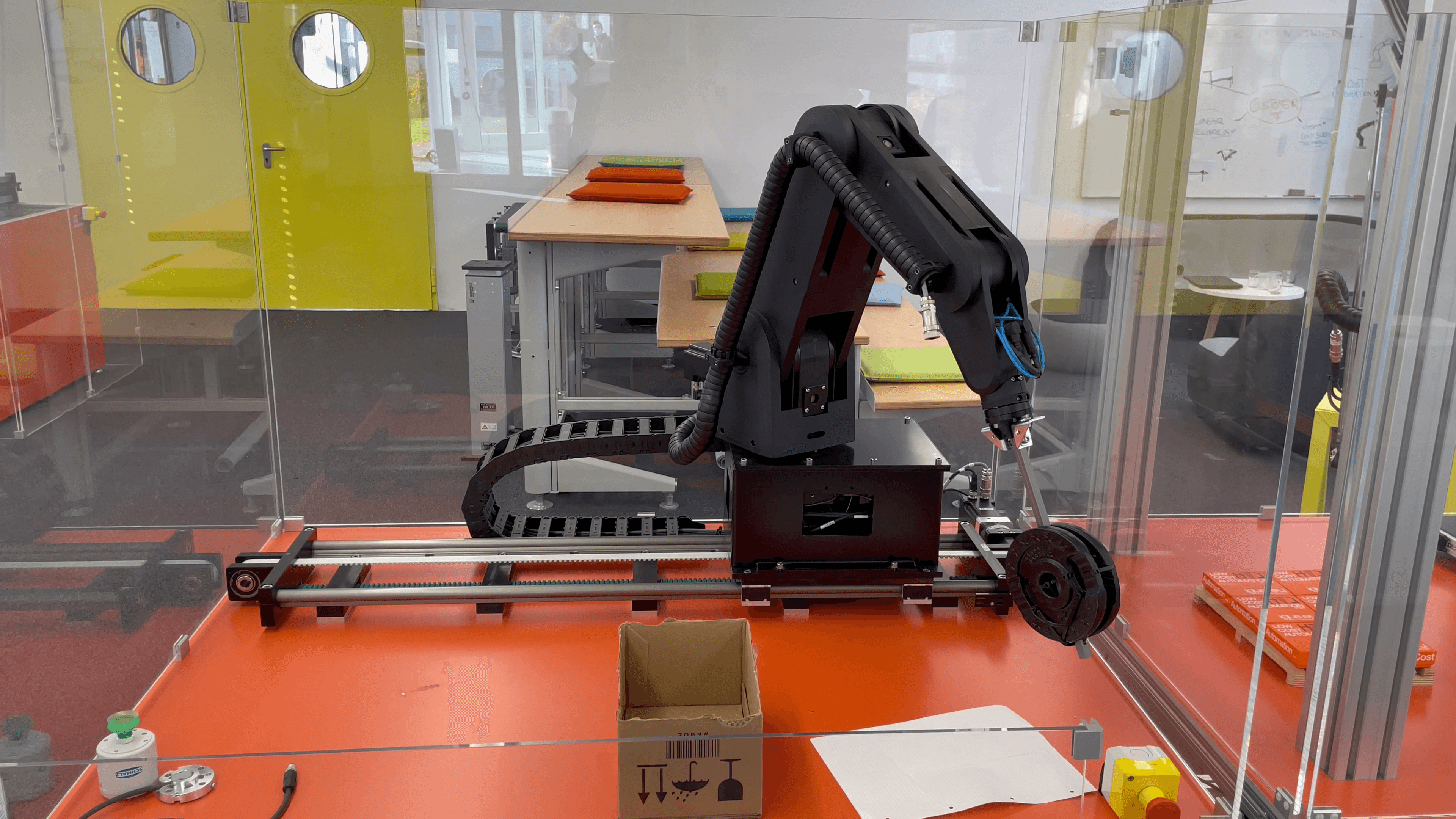 5-Achsroboter auf Linearsystem mit 2,5 Kg Nutzlast