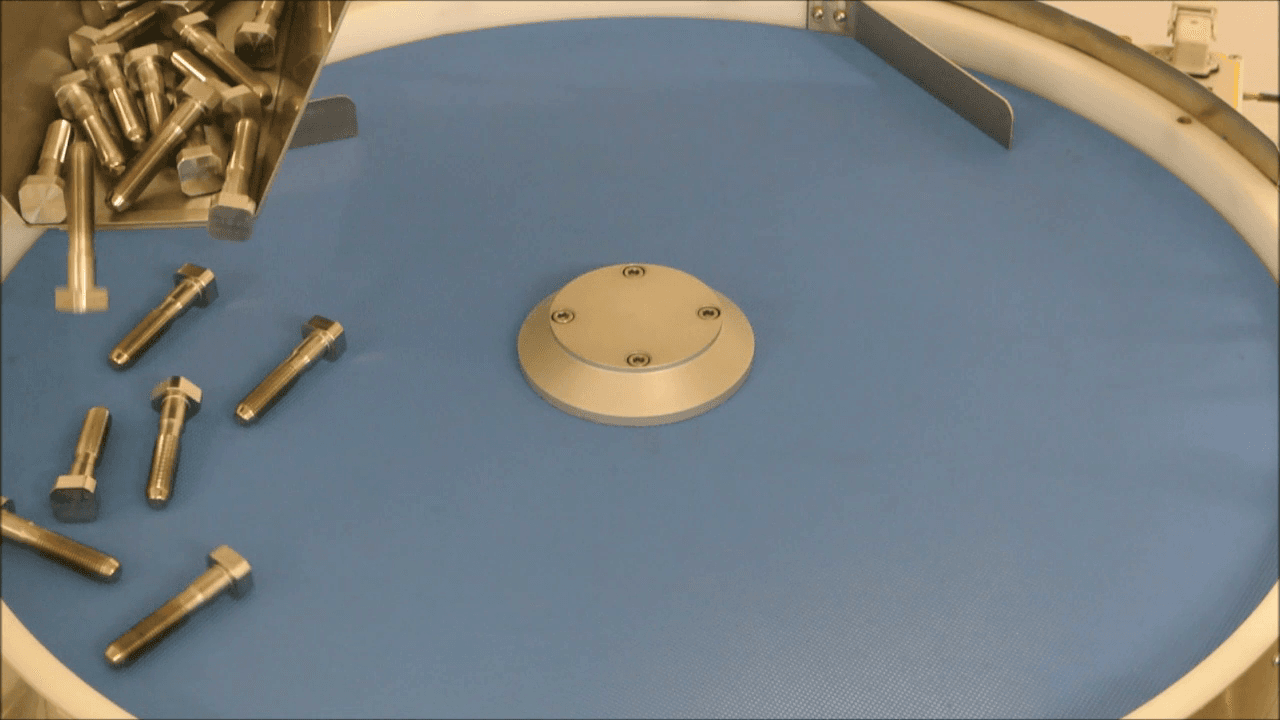 Schrauben mit Rotationsförderer und Roboter vereinzeln