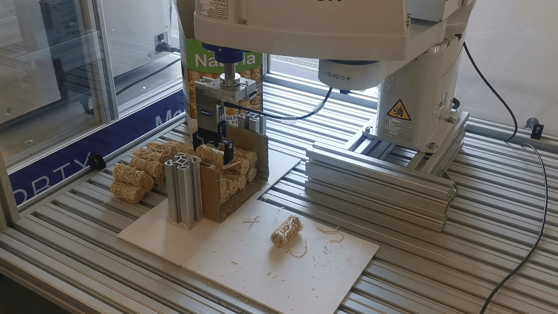 Automatisiertes Verpacken von Grillanzündern mit einem SCARA Roboter