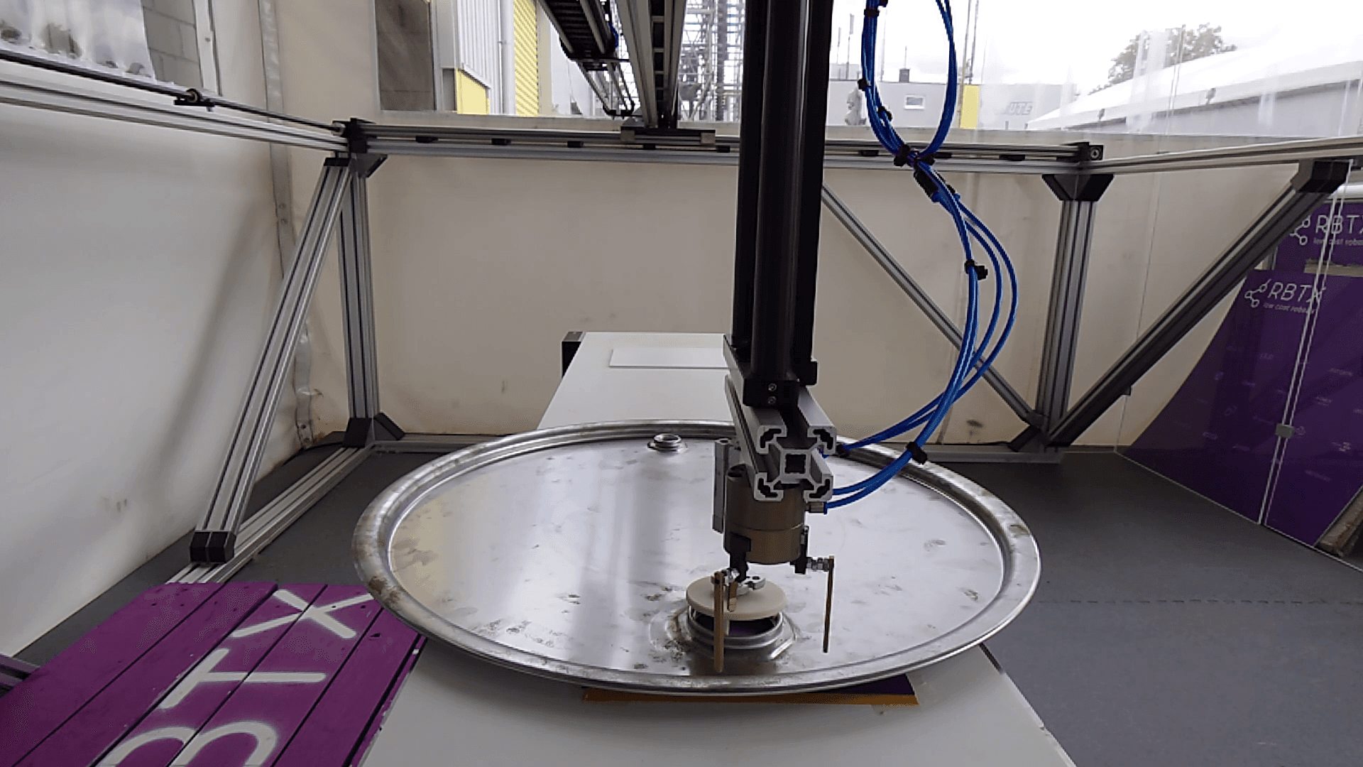 Automatisiertes Teilehandling mit igus Raumportal
